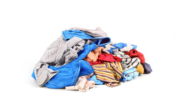 Куча одежды изолированы на белом фоне
