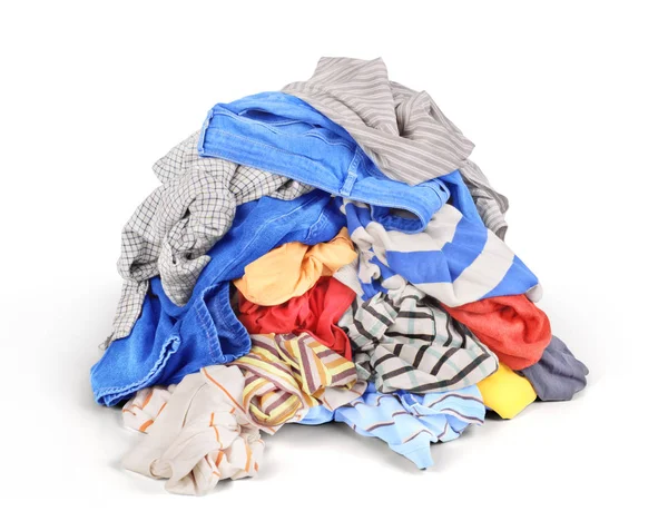 Beyaz arka plan üzerinde izole elbise yığını