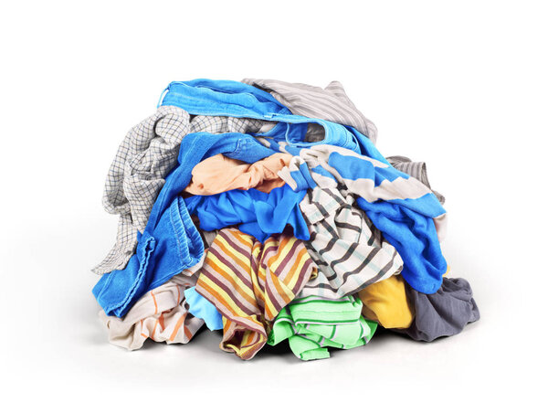 Куча одежды изолированы на белом фоне

