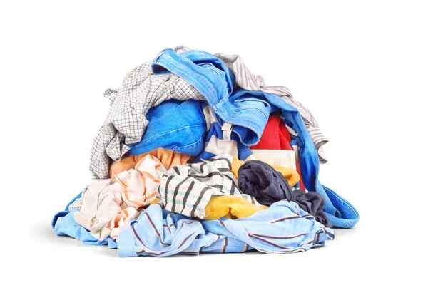Beyaz arka plan üzerinde izole elbise yığını