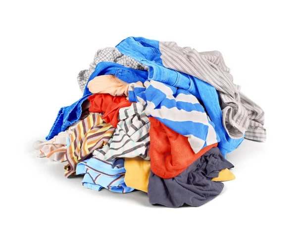 Beyaz arka plan üzerinde izole elbise yığını