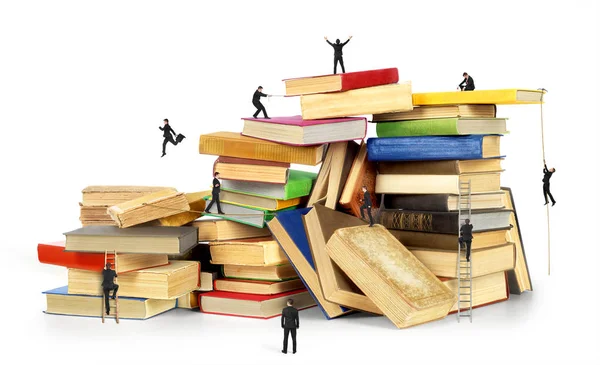 Pila di vecchi libri isolati su uno sfondo biancoConcetto di educ — Foto Stock