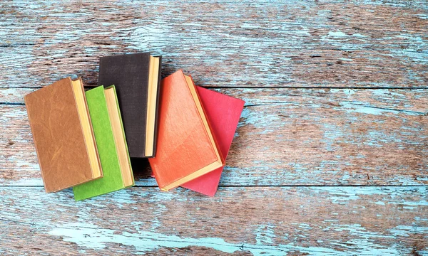 Ahşap arka plan üzerinde eski kitap