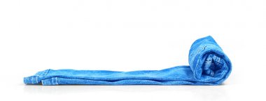 Beyaz arka plan üzerinde izole bükülmüş kot pantolon