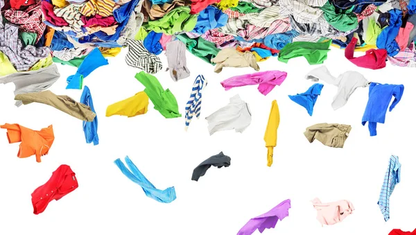 Roupas separadas caem de uma grande pilha de roupas em um b branco — Fotografia de Stock