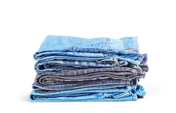 Pilha de jeans isolado no fundo branco — Fotografia de Stock