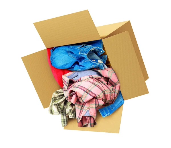 La ropa cae de una caja de cartón aislada sobre un fondo blanco — Foto de Stock