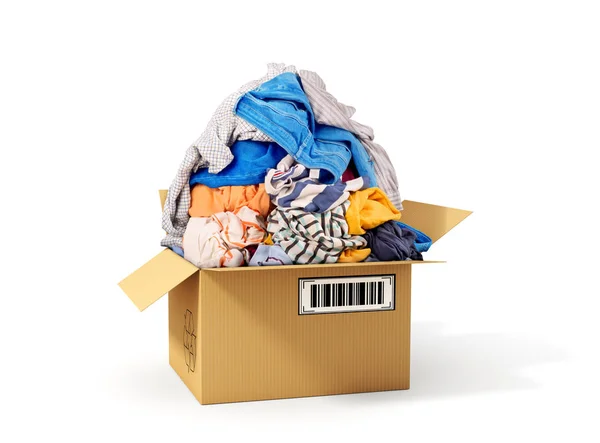 Kartonnen doos met kleding geïsoleerd op een witte achtergrond. Donatio — Stockfoto