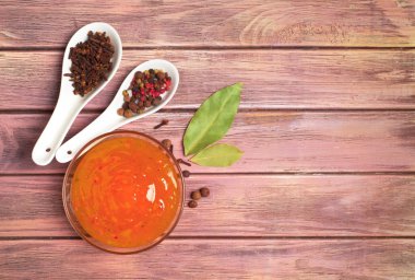 sosu ve baharatlar ahşap arka plan üzerinde