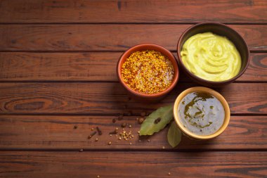 ahşap arka plan üzerinde soslar ile kase