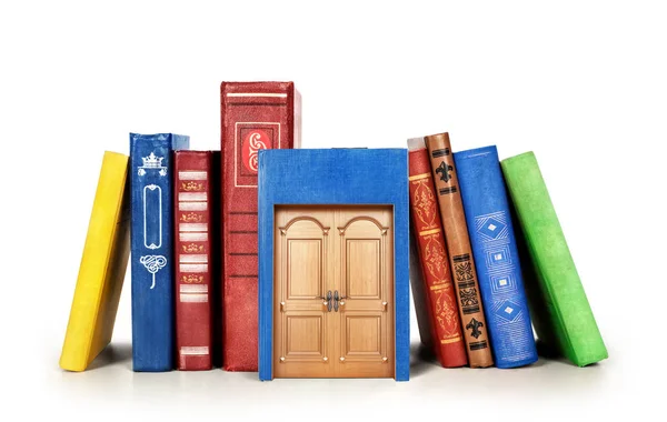 Έννοια της εκπαίδευσης. Στοίβα από βιβλία με πόρτα που απομονώνονται σε ένα whi — Φωτογραφία Αρχείου