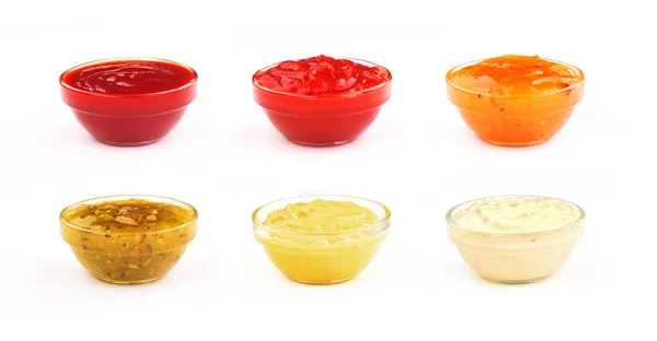 Ciotola con salsa set isolato su sfondo bianco — Foto Stock
