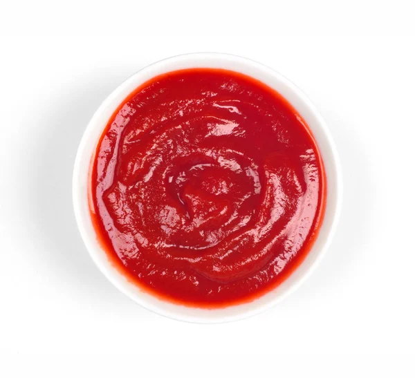 Tigela de ketchup ou molho de tomate no fundo branco, vista superior — Fotografia de Stock