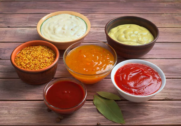 Cuencos de varias salsas de salsa — Foto de Stock