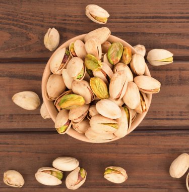 Masanın üzerine Antep fıstığı