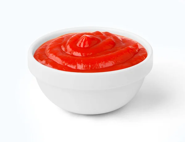 Ketchup en un bol sobre un fondo blanco — Foto de Stock
