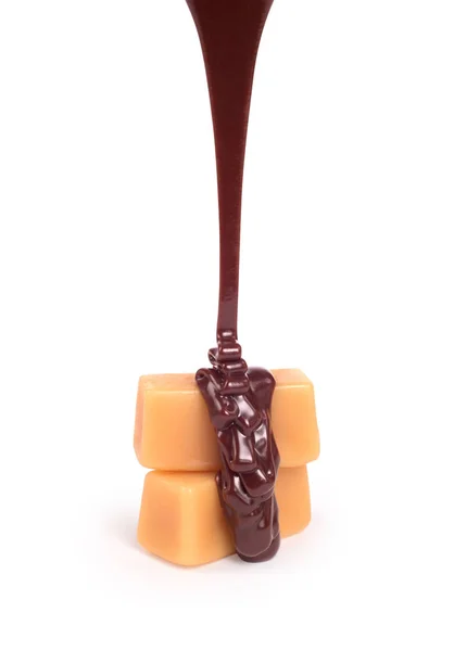 Bonbons in geschmolzener Schokolade — Stockfoto