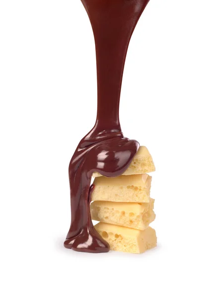 Ein Strom geschmolzener Schokolade auf weißem Hintergrund — Stockfoto