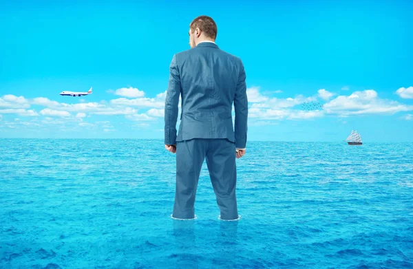 Гігантська людина стоїть посеред океану — стокове фото