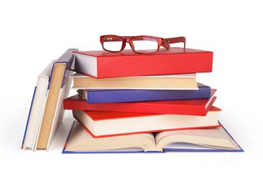 Beyaz arkaplanda izole kitap yığını