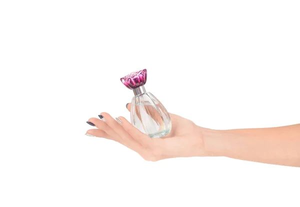 Hermosa mano femenina sosteniendo la botella de perfume aislado en — Foto de Stock