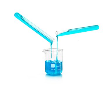 Beyaz bir arka plan üzerinde izole bir şişesi içine bir test tüpünden akan mavi sıvı