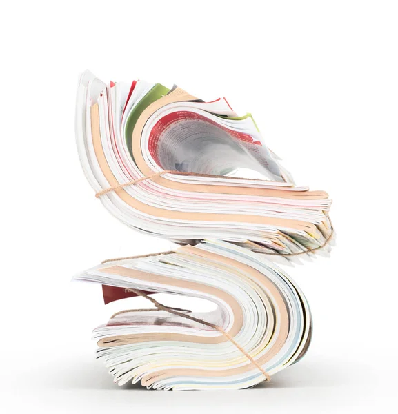 Uma pilha de revistas isoladas em fundo branco — Fotografia de Stock