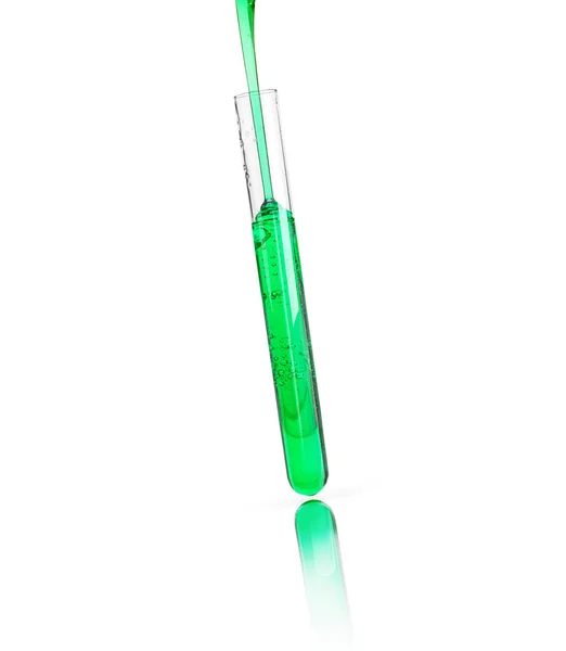 白い背景に分離されたテスト チューブに注がれる緑色の液体 — ストック写真