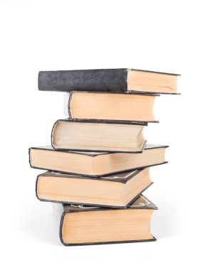 Beyaz bir arka plan üzerinde izole kitap yığını