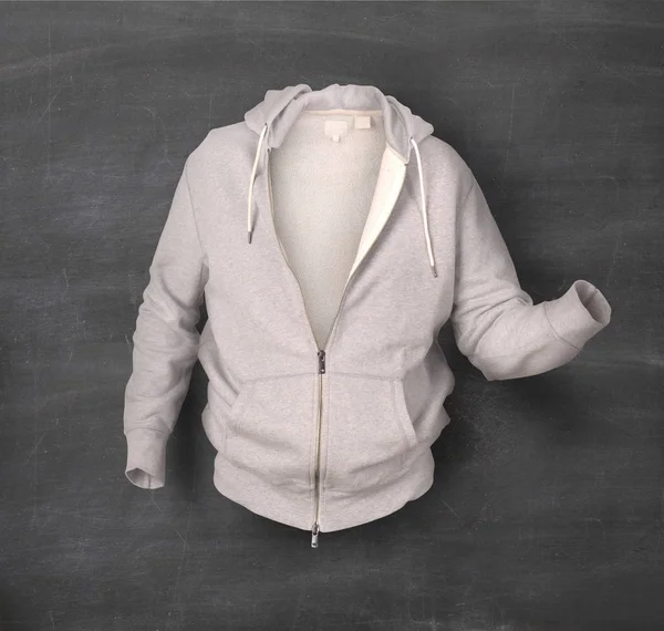 Grijze hoodie op schoolbord achtergrond — Stockfoto