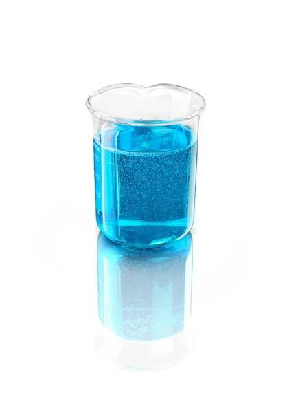 파란색 액체는 흰색 바탕에 절연 기구 — 스톡 사진