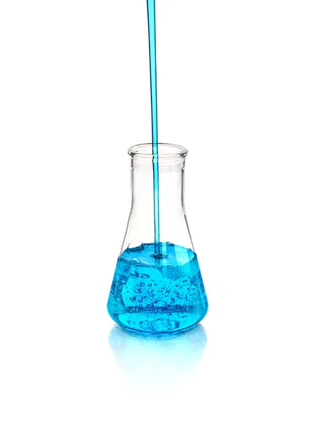 Blue liquid that pours into the flask — Stock Photo, Image