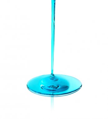 cam yüzeyde dökülen mavi sıvı