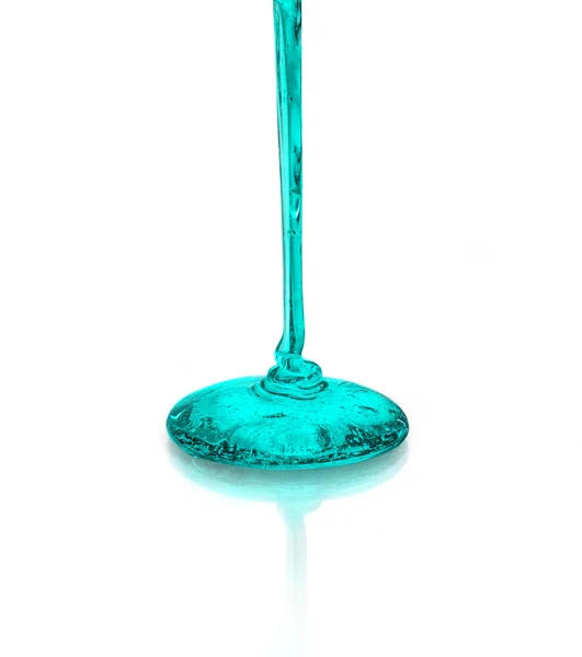 Smaragdflüssigkeit, die sich auf die Glasoberfläche ergießt — Stockfoto