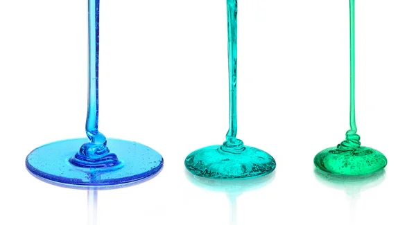 Un conjunto de líquidos de color que se vierte sobre la superficie de vidrio —  Fotos de Stock