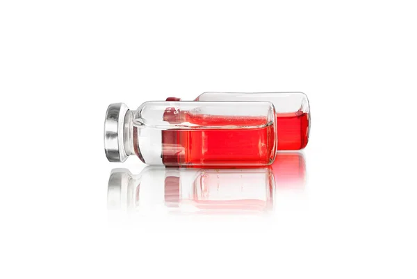 Скляні банки з червоною і прозорою рідиною, ізольовані на білому тлі — стокове фото