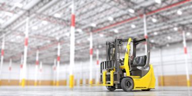 Modern forklift bulanık ambar arka plan üzerinde. 3D çizim