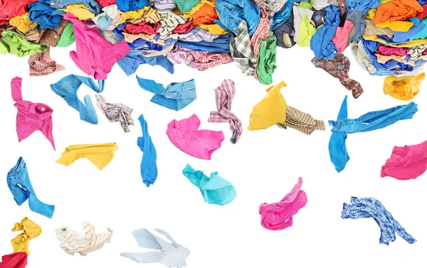Roupas separadas caem de uma grande pilha de roupas em um fundo branco — Fotografia de Stock