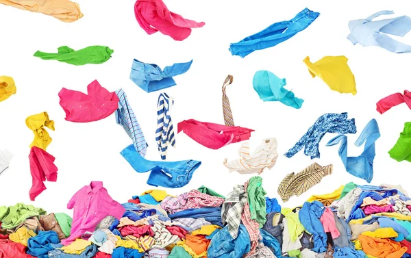 Roupas separadas caindo na grande pilha de roupas em um branco — Fotografia de Stock
