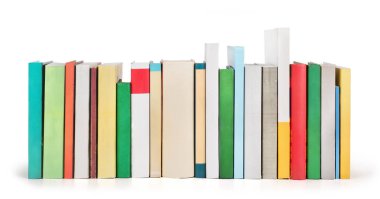 Beyaz bir arka plan üzerinde izole kitap yığını