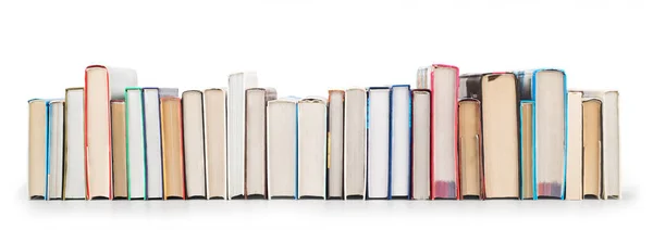 Стек книг, изолированных на белом фоне — стоковое фото