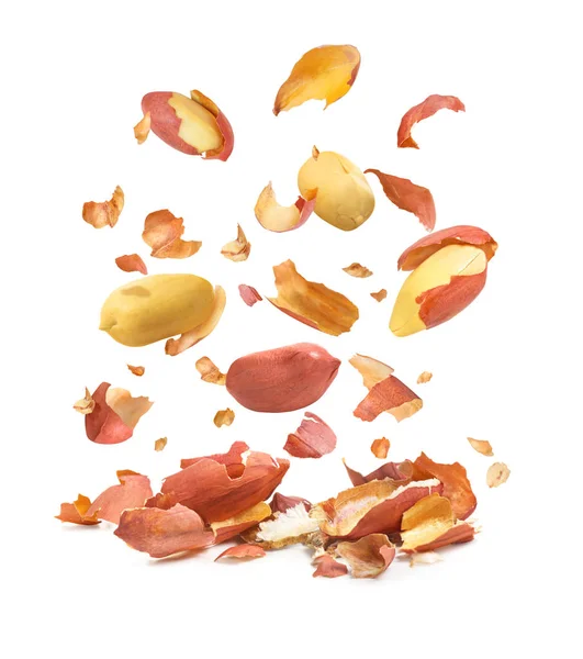 ピーナッツ砕いた白い背景の空気のクローズ アップ — ストック写真