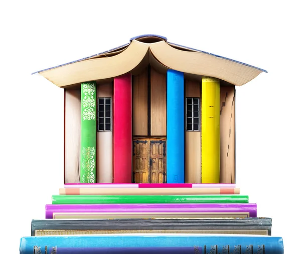 Concepto educativo. Montón de libros en forma de un edificio en un whi — Foto de Stock