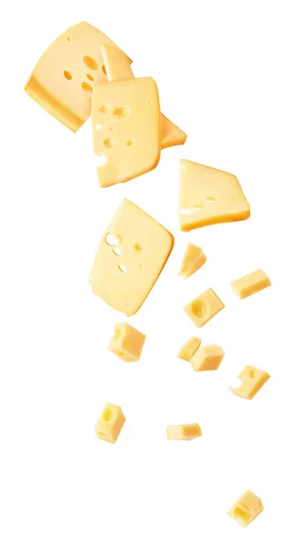 Жорсткий сир нарізають смужками і кубиками ізольовано на білому фоні — стокове фото