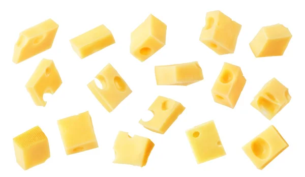 Жорсткі сирні кубики падають ізольовані на білому тлі — стокове фото