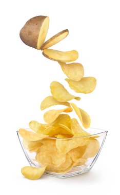 Beyaz arkaplanda patates cipsi.