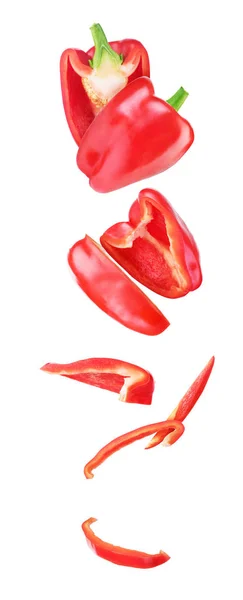 Pimienta roja dulce rebanada y cayendo aislada sobre un fondo blanco —  Fotos de Stock