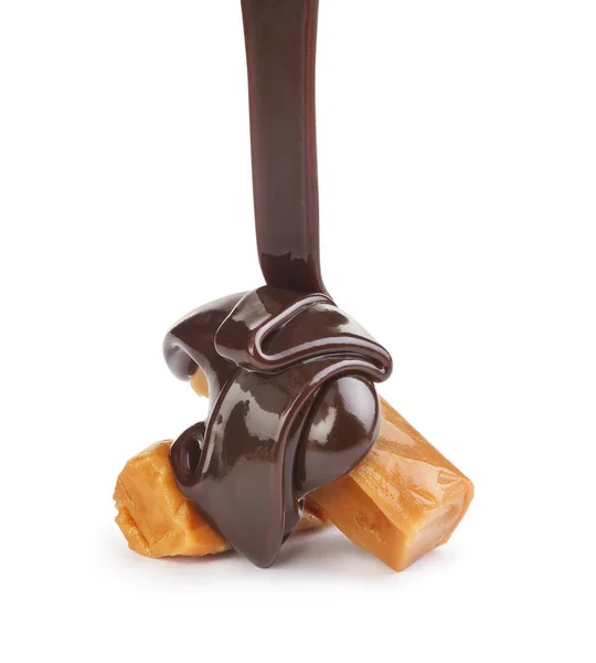 Chocolate derramado caramelo sobre um fundo branco — Fotografia de Stock