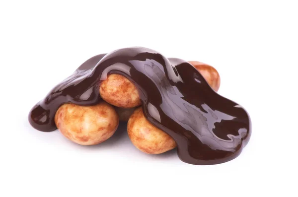 Doces derramados com chocolate em um fundo branco — Fotografia de Stock