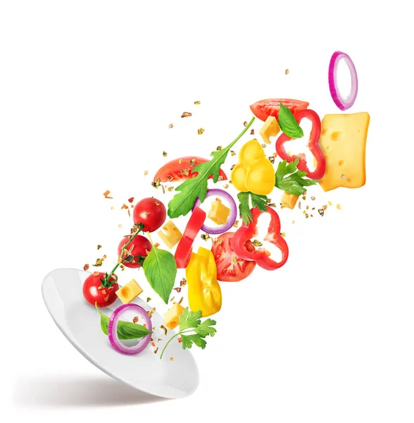 Legumes fatiados e ingredientes de salada voam de uma cerâmica branca — Fotografia de Stock